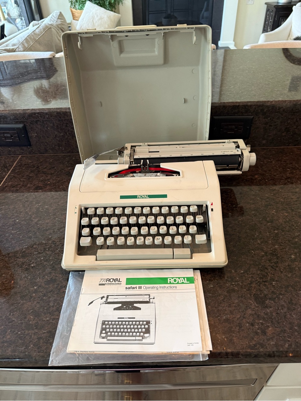 Royal Safari III Portable Typewriter — EXCELLENT CONDITION